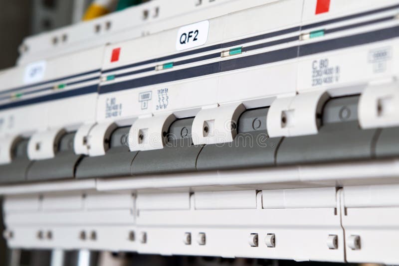 Varios disyuntores modulares están situados en una gama en un gabinete eléctrico imágenes de archivo libres de regalías Varios disyuntores modulares están situados en una gama en un gabinete eléctrico imágenes de archivo libres de regalías