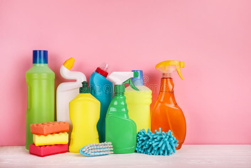 Botellas de detergente y esponja para lavar sobre fondo rosa. Hogar para  limpieza y lavado. Líquidos concentrados y antibacterianos para d  Fotografía de stock - Alamy