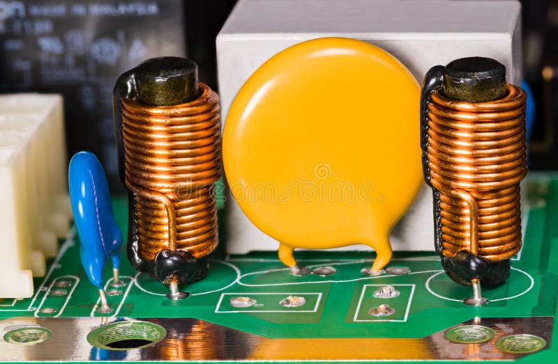 Varistor, Induktoren, Kondensator und Relais auf grüner Leiterplatte