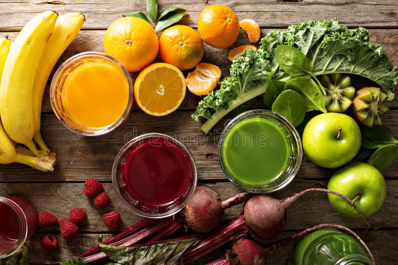Variété de légume frais et de jus de fruit image libre de droits Variété de légume frais et de jus de fruit image libre de droits