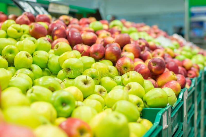 Variété de pommes dans des cadres dans le supermarché
