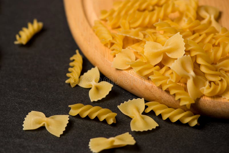 Variété de types et de formes de pâtes italiennes sèches sur le backgro foncé photographie stock Variété de types et de formes de pâtes italiennes sèches sur le backgro foncé photographie stock