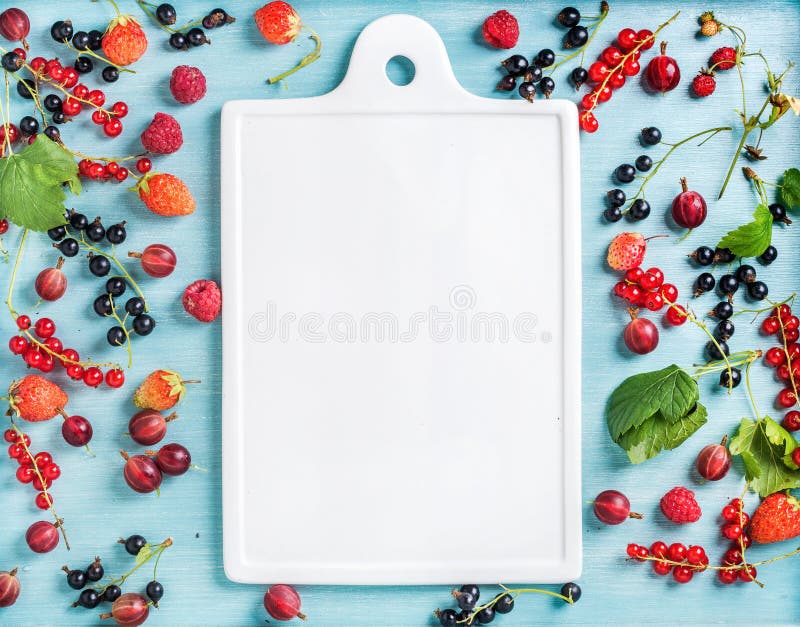 Variété saine de baie de jardin d'été Groseille noire et rouge, groseille à maquereau, rasberry, fraise, feuilles en bon état sur image stock Variété saine de baie de jardin d'été Groseille noire et rouge, groseille à maquereau, rasberry, fraise, feuilles en bon état sur image stock