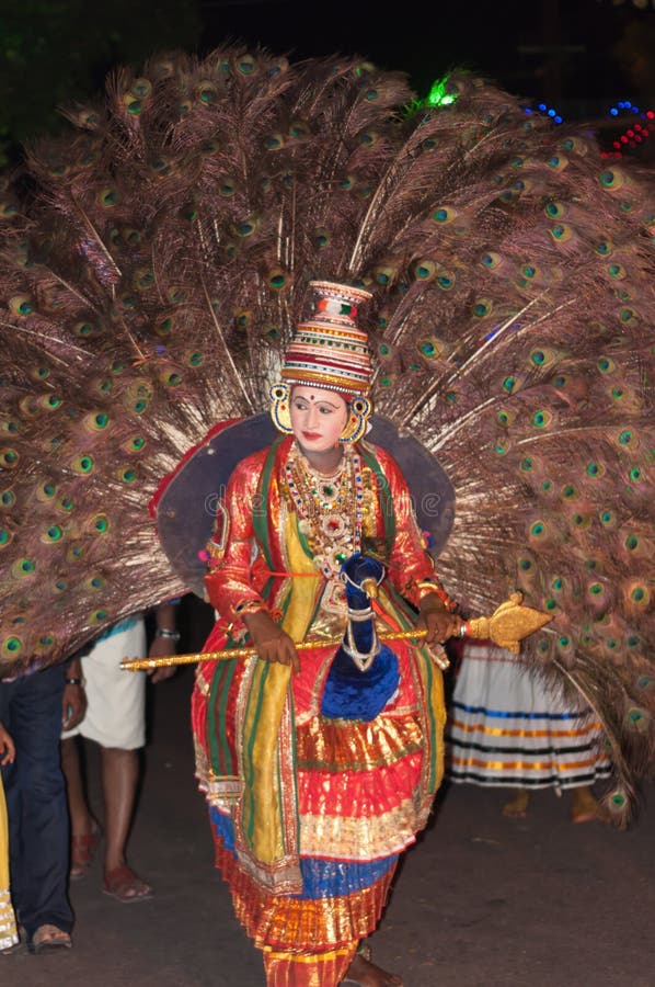 Varkala, Индия - 23-ье марта 2016: традиционный танец Kathakali на масленице фестиваля Holi в Varkala, Керале, Индии стоковая фотография rf Varkala, Индия - 23-ье марта 2016: традиционный танец Kathakali на масленице фестиваля Holi в Varkala, Керале, Индии стоковая фотография rf