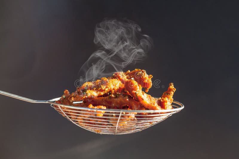 Varkensvleeskotelet in een mand die enkel van pan in keuken braadde stock afbeeldingen Varkensvleeskotelet in een mand die enkel van pan in keuken braadde stock afbeeldingen