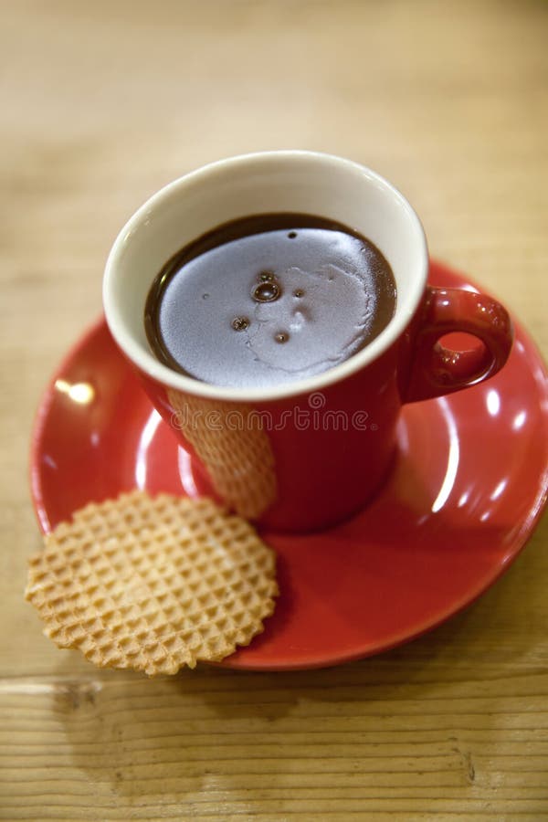 Varm choklad i en röd kopp royaltyfri foto Varm choklad i en röd kopp royaltyfri foto