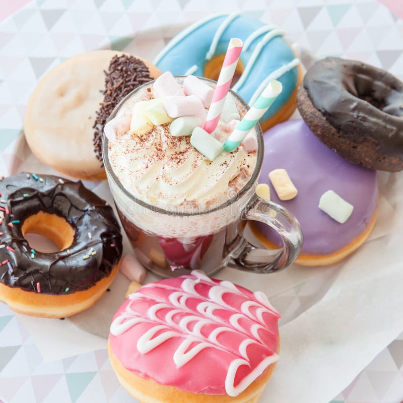 Varm choklad och donuts arkivfoto Varm choklad och donuts arkivfoto