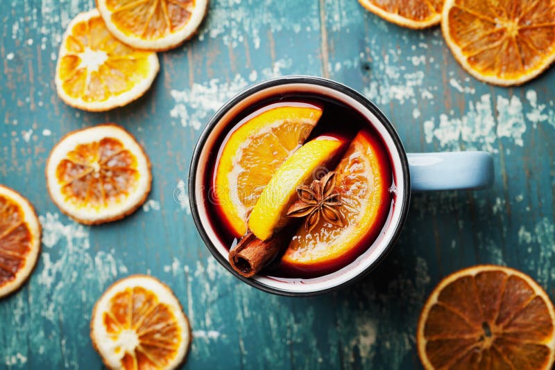 Varm jul funderade vin eller gluhwein med kryddor och apelsinskivor på träbästa sikt för krickatabell Traditionell drink på vinte royaltyfri foto Varm jul funderade vin eller gluhwein med kryddor och apelsinskivor på träbästa sikt för krickatabell Traditionell drink på vinte royaltyfri foto
