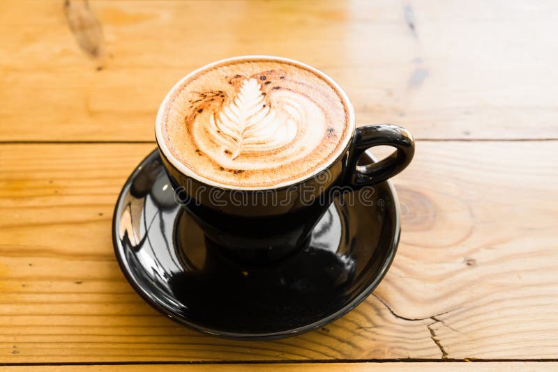Varm kaffemocka på den bruna trätabellen med choklad arkivfoton Varm kaffemocka på den bruna trätabellen med choklad arkivfoton