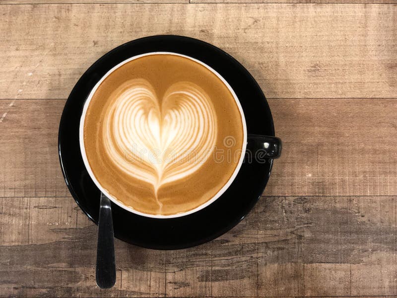 Varm konst för kaffecappuccinolatte med hjärtadesign arkivfoton Varm konst för kaffecappuccinolatte med hjärtadesign arkivfoton