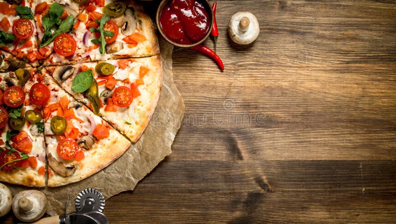 Varm mexicansk pizza trägrund tabell för djupfält arkivfoton Varm mexicansk pizza trägrund tabell för djupfält arkivfoton