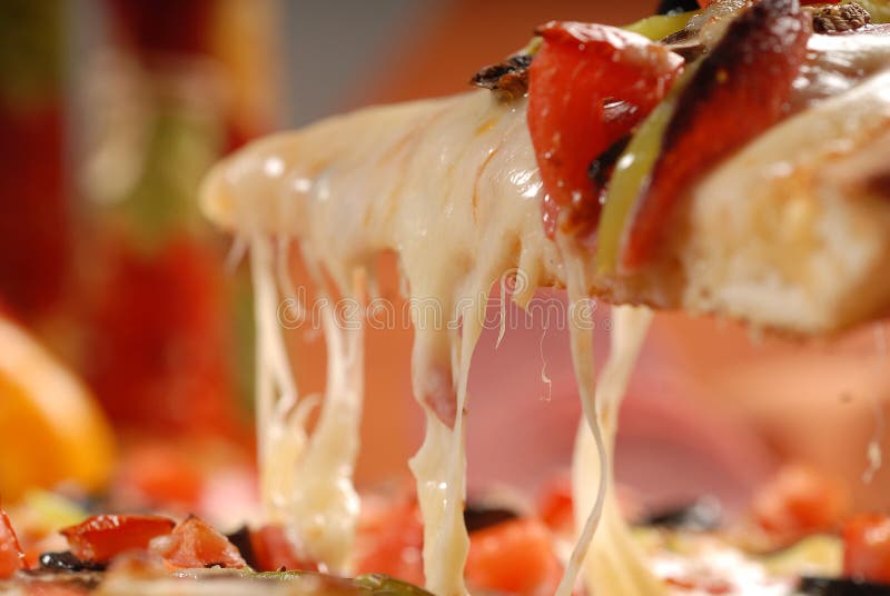 Varm pizzaskiva med sm?ltande ost p? en lantlig tr?tabell arkivfoton Varm pizzaskiva med sm?ltande ost p? en lantlig tr?tabell arkivfoton