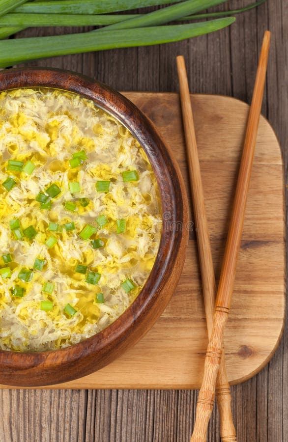 Varm vegetarisk äggdroppsoppa med stärkelsenoodlein royaltyfri fotografi Varm vegetarisk äggdroppsoppa med stärkelsenoodlein royaltyfri fotografi