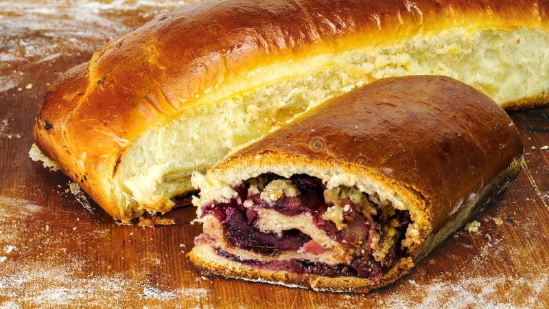Varma nya bakade hemlagade söta pajer, strudel med driftstopp på träbräde royaltyfria foton Varma nya bakade hemlagade söta pajer, strudel med driftstopp på träbräde royaltyfria foton