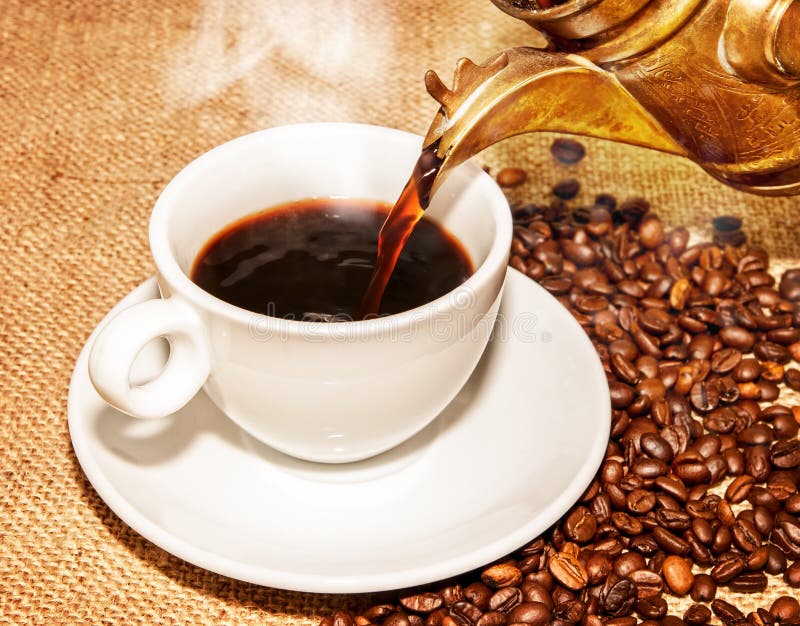 Varmt kaffe från arabiskakopparturks och spritt kaffe