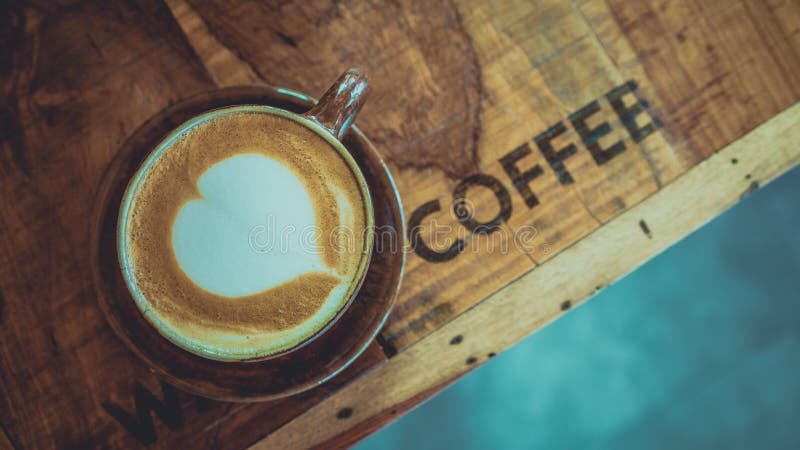 Varmt Lattekaffe med formad hjärta