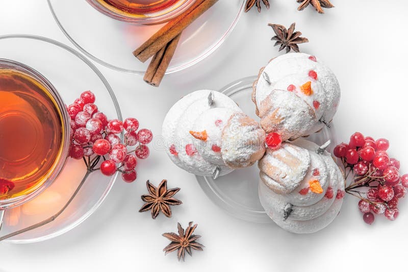 Varmt te på jul i den glass genomskinliga koppen med teträdet och kakor i formen av snögubbear ut ur maräng, kanel fotografering för bildbyråer Varmt te på jul i den glass genomskinliga koppen med teträdet och kakor i formen av snögubbear ut ur maräng, kanel fotografering för bildbyråer