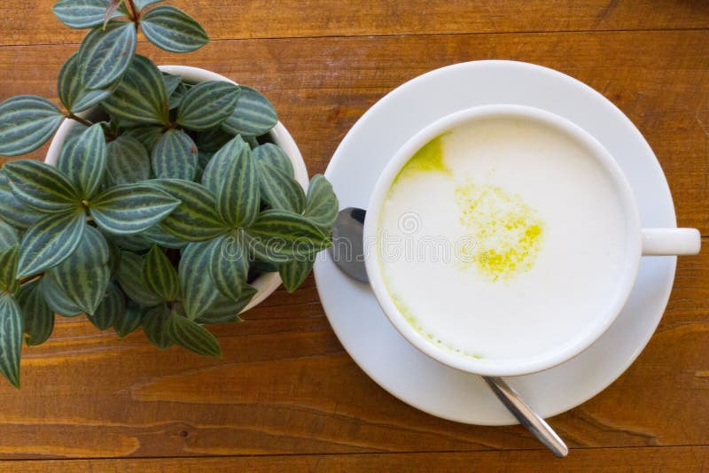 Varmt trä för Greentea matchalatte backgroundGreen te royaltyfria bilder