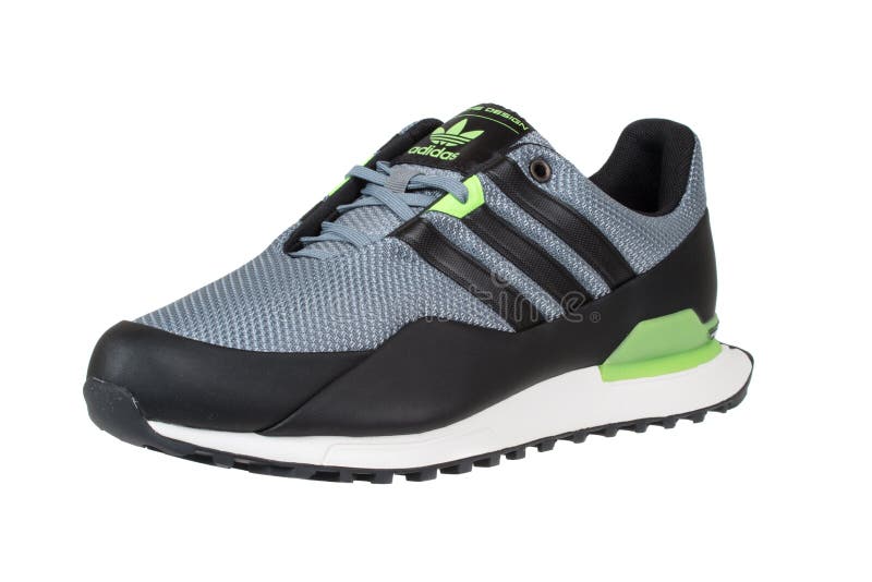 Varna, Bulgaria - 6 de diciembre de 2014: Zapato BAJO de ADIDAS PORSCHE 911 S Aislado en blanco Tiros del producto fotos de archivo libres de regalías Varna, Bulgaria - 6 de diciembre de 2014: Zapato BAJO de ADIDAS PORSCHE 911 S Aislado en blanco Tiros del producto fotos de archivo libres de regalías