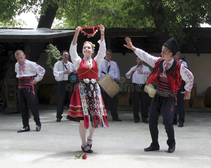 VARNA, BULGARIEN - CIRCA IM JUNI 2018: Nicht identifizierte Volkstanzgruppe führt eine Show für Touristen durch stockfoto VARNA, BULGARIEN - CIRCA IM JUNI 2018: Nicht identifizierte Volkstanzgruppe führt eine Show für Touristen durch stockfoto