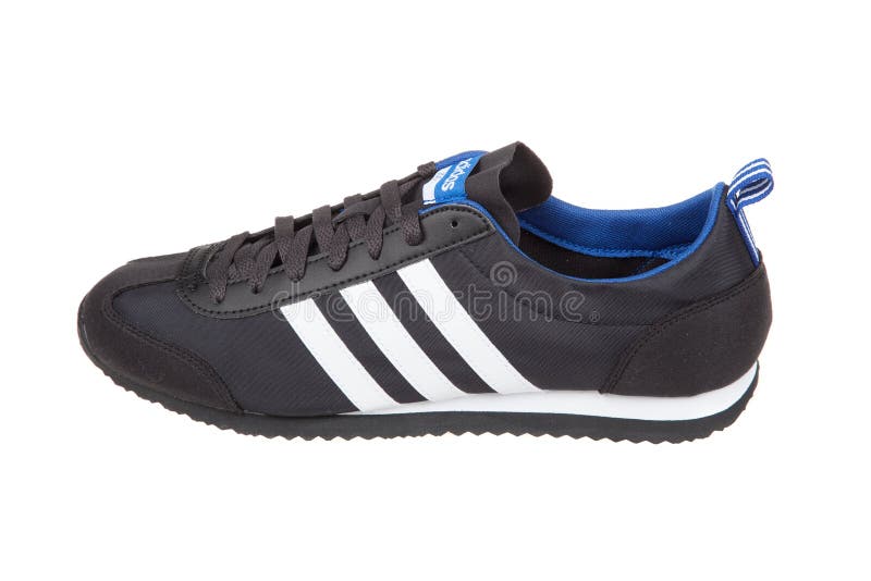 Varna, Bulgarien - FEBRUARI 20 februari 2018 : ADIDAS ADIDAS VS JOG sport sko Produktbild Adidas är ett tyskt företag som utforma arkivfoto Varna, Bulgarien - FEBRUARI 20 februari 2018 : ADIDAS ADIDAS VS JOG sport sko Produktbild Adidas är ett tyskt företag som utforma arkivfoto