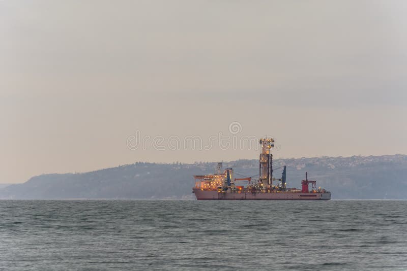 VARNA BULGARIEN, FEBRUARI 18, 2018: Drillshipglobetrotteren II borrar i den Varna fjärden och söker efter naturgas och bensin fotografering för bildbyråer VARNA BULGARIEN, FEBRUARI 18, 2018: Drillshipglobetrotteren II borrar i den Varna fjärden och söker efter naturgas och bensin fotografering för bildbyråer