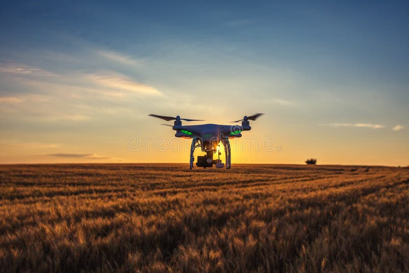 Varna, Bulgária - 23 de junho de 2015: Drone quadricóptero Dji Phantom 2 com câmara digital GoPro HERO4 imagem de stock royalty free