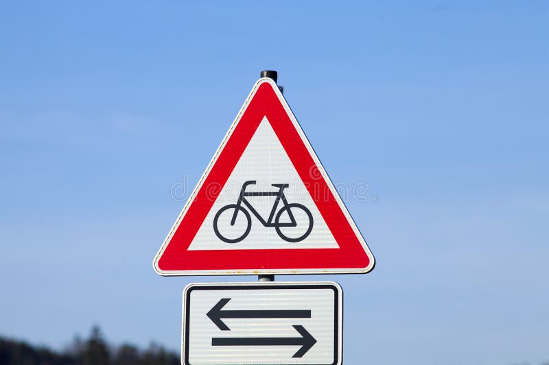 Varningsskylt för cykeltrafik Logga in på bilförare för vägvarning royaltyfri foto Varningsskylt för cykeltrafik Logga in på bilförare för vägvarning royaltyfri foto