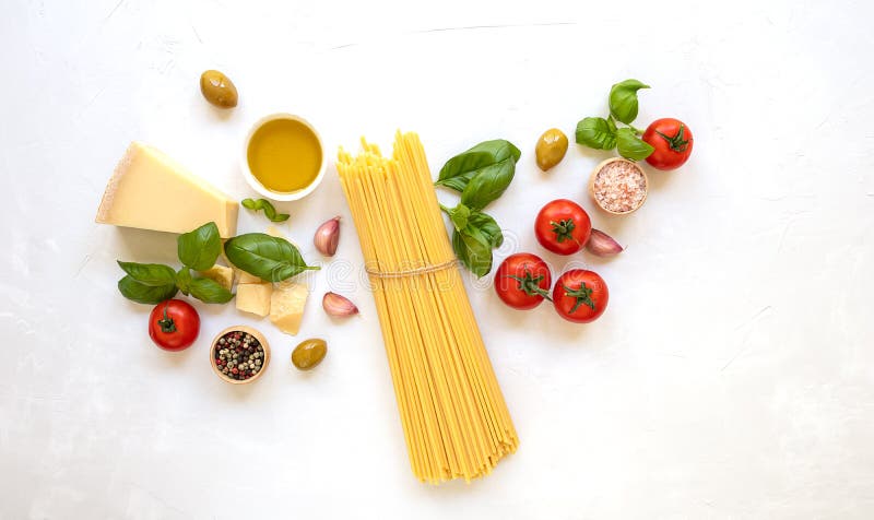 Varor för matlagning av traditionell italiensk pasta Råingredienser, översiktsvy royaltyfria bilder Varor för matlagning av traditionell italiensk pasta Råingredienser, översiktsvy royaltyfria bilder