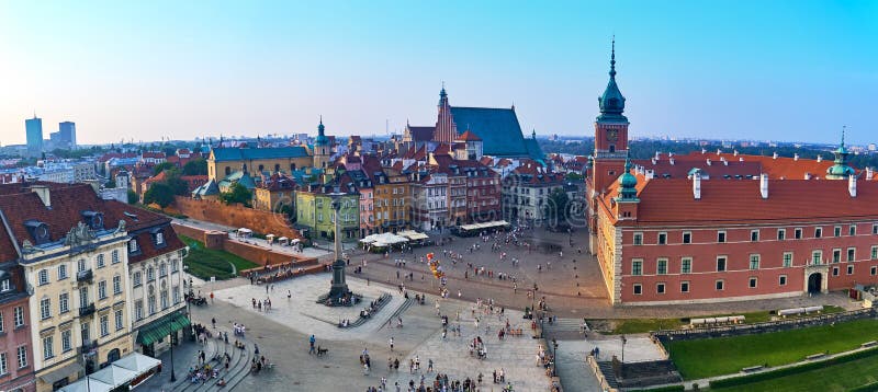 Varsavia, Polonia - 11 agosto 2017: Bellissima vista panoramica aerea della piazza Plac Zamkowy a Varsavia, con edificio storico, fotografie stock libere da diritti Varsavia, Polonia - 11 agosto 2017: Bellissima vista panoramica aerea della piazza Plac Zamkowy a Varsavia, con edificio storico, fotografie stock libere da diritti