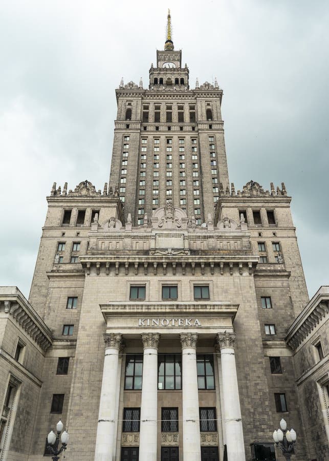 Varsavia, Polonia/Europa; 11/07/2019: Palazzo della Cultura e della Scienza PKIN dal basso, Varsavia immagini stock libere da diritti Varsavia, Polonia/Europa; 11/07/2019: Palazzo della Cultura e della Scienza PKIN dal basso, Varsavia immagini stock libere da diritti