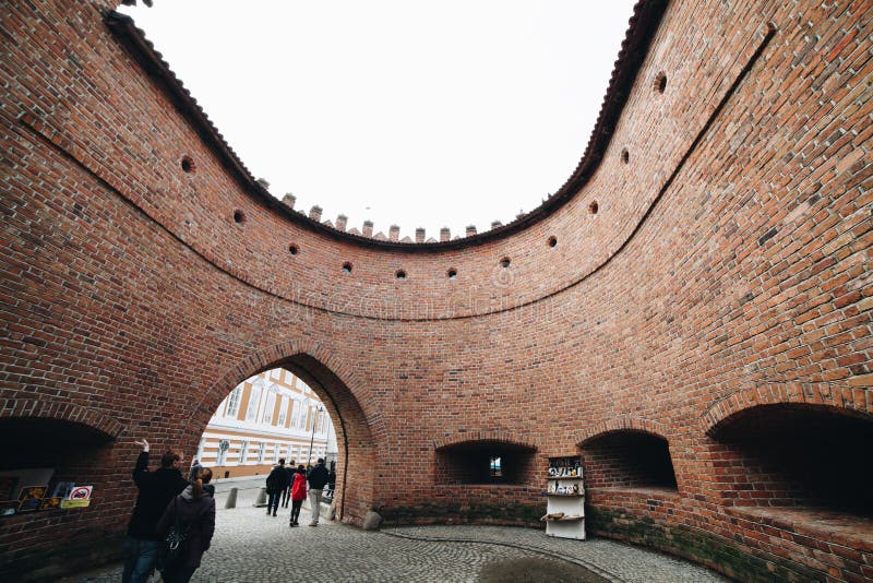 VARSAVIA, POLONIA - marzo 2018 turista che guarda Città Vecchia, Varsavia, Polonia - età medievale immagini stock libere da diritti VARSAVIA, POLONIA - marzo 2018 turista che guarda Città Vecchia, Varsavia, Polonia - età medievale immagini stock libere da diritti