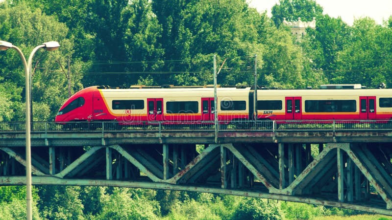 VARSOVIA, POLONIA - 31 DE MAYO DE 2018 Tren moderno de SKM que se mueve a lo largo del puente fotografía de archivo libre de regalías VARSOVIA, POLONIA - 31 DE MAYO DE 2018 Tren moderno de SKM que se mueve a lo largo del puente fotografía de archivo libre de regalías