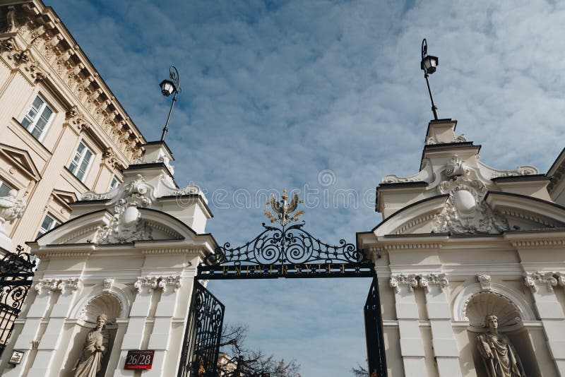 VARSOVIA, POLONIA - marzo de 2018 - entrada a la universidad de Varsovia, Polonia foto de archivo VARSOVIA, POLONIA - marzo de 2018 - entrada a la universidad de Varsovia, Polonia foto de archivo