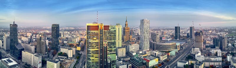 VARSÓVIA, POLÔNIA - 19 DE OUTUBRO DE 2019: Linda visão aérea panorâmica da paisagem urbana panorâmica da cidade moderna de Varsóv imagens de stock VARSÓVIA, POLÔNIA - 19 DE OUTUBRO DE 2019: Linda visão aérea panorâmica da paisagem urbana panorâmica da cidade moderna de Varsóv imagens de stock