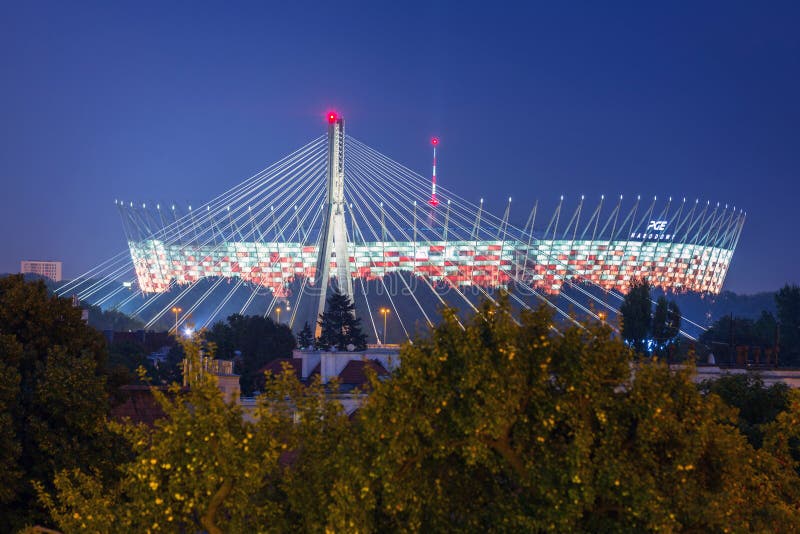 Varsóvia, Polônia - 5 de setembro de 2018: PGE Narodowy - Estádio Nacional Polonês em Varsóvia, no rio Vistula Projetado e criado imagem de stock Varsóvia, Polônia - 5 de setembro de 2018: PGE Narodowy - Estádio Nacional Polonês em Varsóvia, no rio Vistula Projetado e criado imagem de stock
