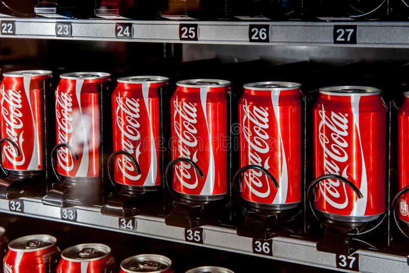 Varuautomat mycket av coca-cola cans royaltyfria bilder Varuautomat mycket av coca-cola cans royaltyfria bilder