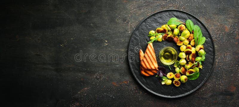 Varză de Bruxelles prăjită cu sos și pâine prăjită. stil rustic. vizualizare sus. stock photography