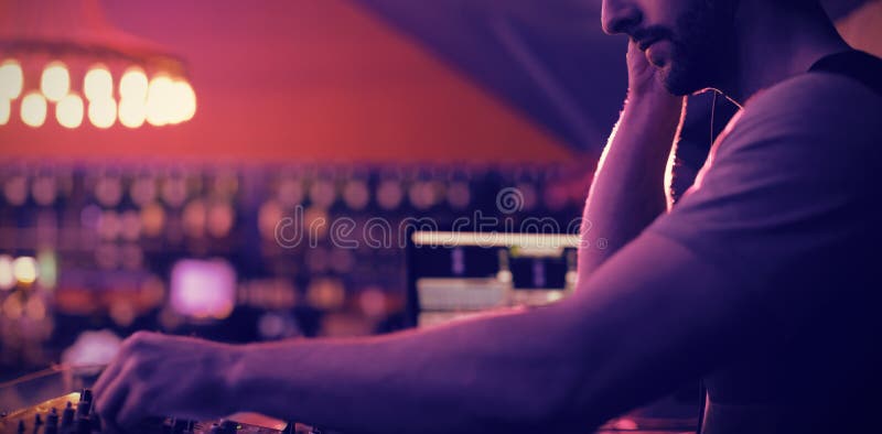 Varón DJ que escucha los auriculares mientras que juega música imagenes de archivo Varón DJ que escucha los auriculares mientras que juega música imagenes de archivo