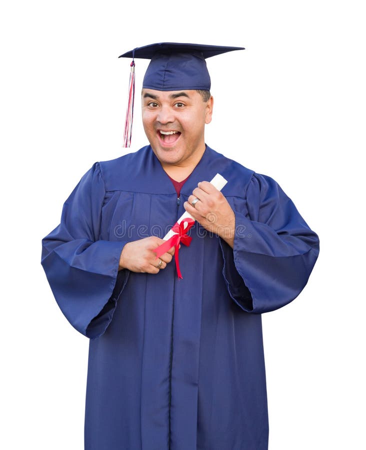 Varón hispánico emocionado con el casquillo y el vestido de la graduación del diploma que llevan aislados imagen de archivo