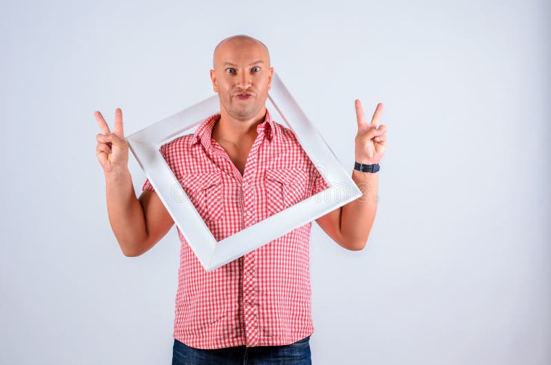 Varón positivo la emoción en la cara en un fondo blanco con un marco de la imagen foto de archivo Varón positivo la emoción en la cara en un fondo blanco con un marco de la imagen foto de archivo