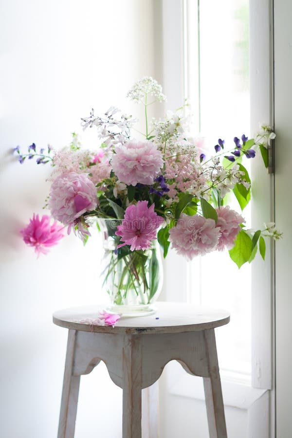 Vas av färgrika blommor i den Glass vasen fotografering för bildbyråer Vas av färgrika blommor i den Glass vasen fotografering för bildbyråer
