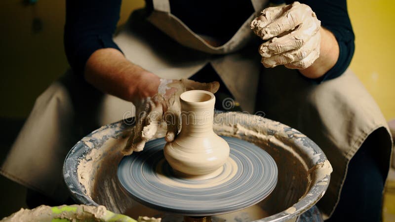 Vasaio che modella vaso ceramico da argilla su un tornio da vasaio Officina, concetto di arte