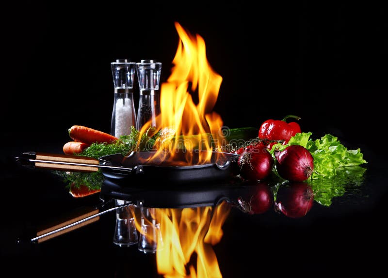 Vaschetta di frittura con fuoco burning all'interno immagine stock Vaschetta di frittura con fuoco burning all'interno immagine stock