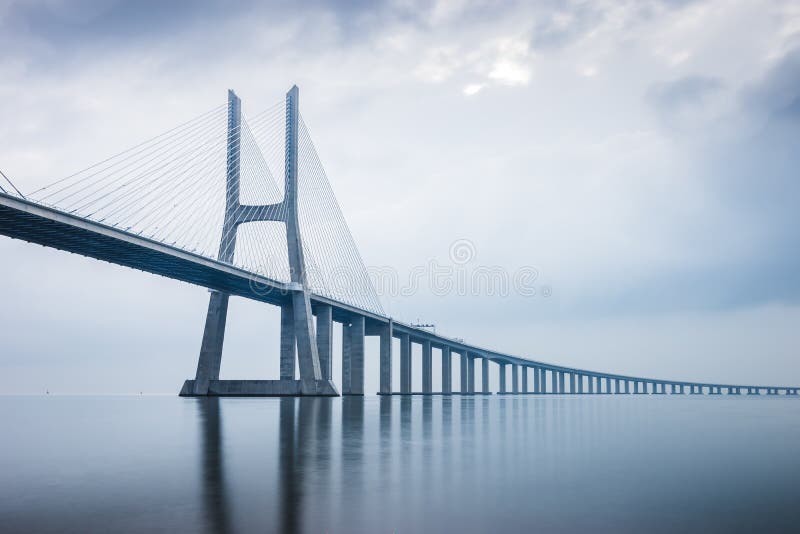 Vasco da Gama Bridge en la salida del sol en Lisboa, Portugal él lo más de largo posible imagen de archivo libre de regalías Vasco da Gama Bridge en la salida del sol en Lisboa, Portugal él lo más de largo posible imagen de archivo libre de regalías