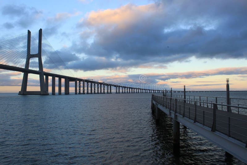 Vasco da Gama-brug die met een andere brug kruisen stock afbeelding Vasco da Gama-brug die met een andere brug kruisen stock afbeelding