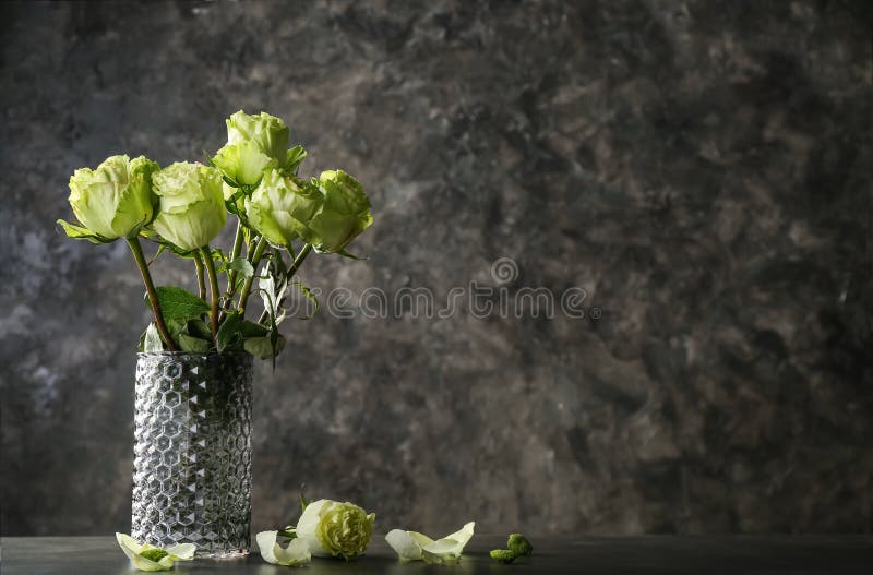 Vase avec le beau bouquet des roses vertes sur la table sur le fond grunge photos stock Vase avec le beau bouquet des roses vertes sur la table sur le fond grunge photos stock