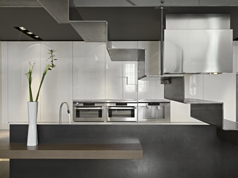 Vase de fleurs dans la cuisine moderne images libres de droits Vase de fleurs dans la cuisine moderne images libres de droits