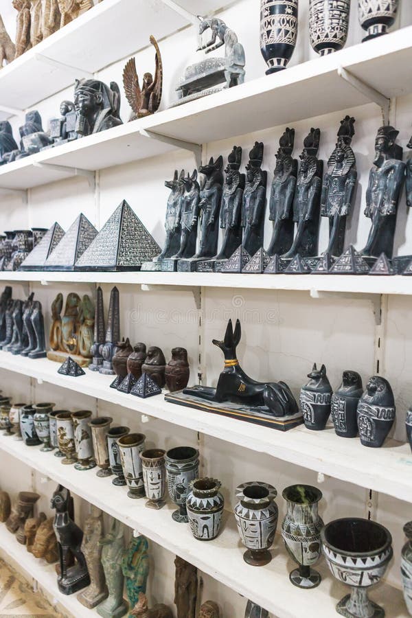 Vase et statuette à albâtre dans la boutique de souvenirs égyptienne image libre de droits Vase et statuette à albâtre dans la boutique de souvenirs égyptienne image libre de droits