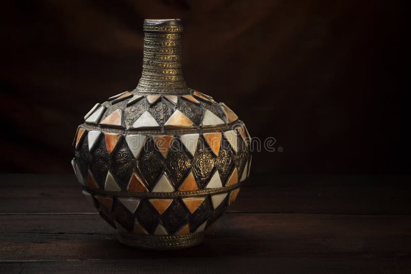 Vase marocain antique image stock. Image du antiquité 86130401